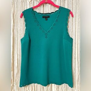 🌿Sz Sm Banana Rebublic Women’s Kelly Green Laser Cut Sleeveless Blouse